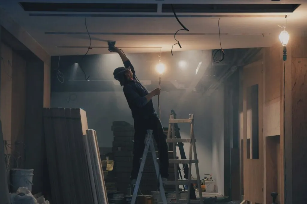 Handwerker auf der Leiter